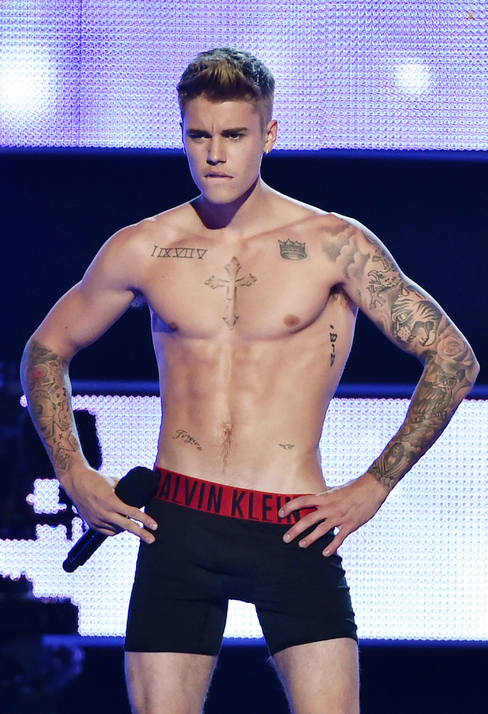 Justin Bieber Gets Naked At Fashion Rocks Wearing Calvin Klein Boxers Oyster Colored Velvet 