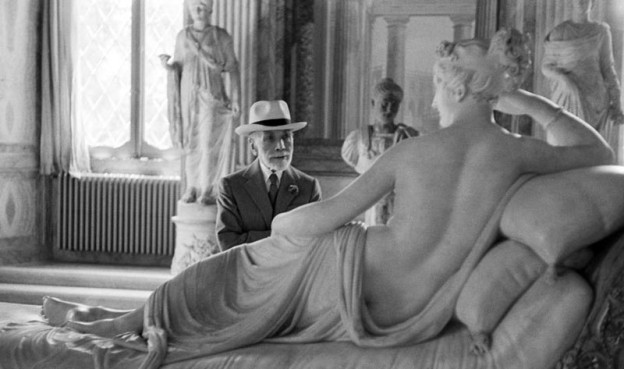 David-Seymour-Bernhard-Berenson-looking-at-Pauline-Borghese-by-Antonio-Canova-1955-624x369