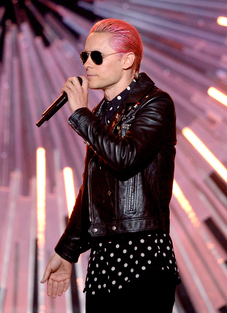 Jared-Leto-2015-MTV-Video-Music-Awards-Style-Saint-Laurent-Pink-Hair-Picture-002