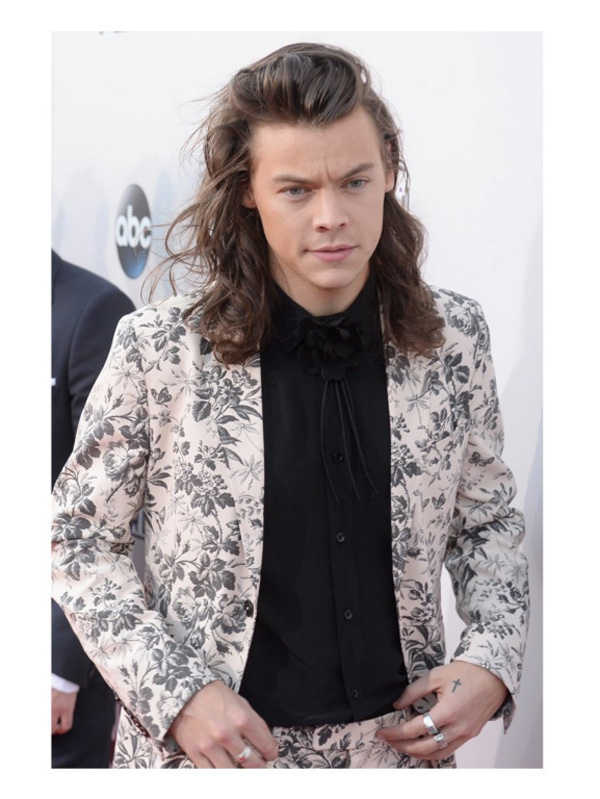 harry-styles-in-gucci-ss16-herbarium-printed-cotton-crêpe-suit-black-shirt-with-floral-brooch