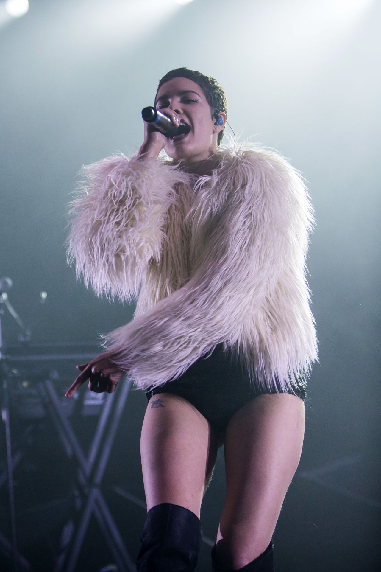 halsey-performing-at-o2-academy-brixton-in-london-february-2016-3